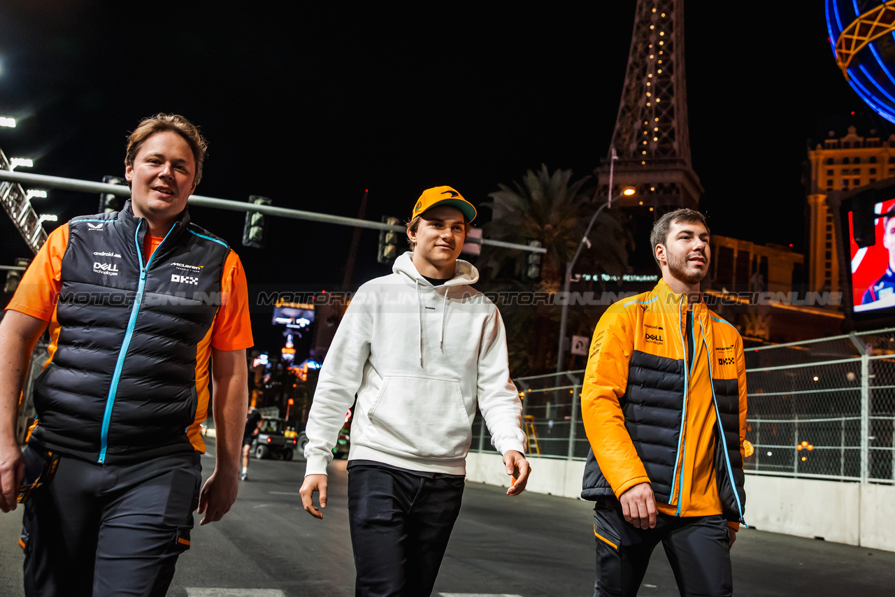 GP LAS VEGAS, Oscar Piastri (AUS) McLaren walks the circuit with the team.

14.11.2023. Formula 1 World Championship, Rd 22, Las Vegas Grand Prix, Las Vegas, Nevada, USA, Preparation Day.

- www.xpbimages.com, EMail: requests@xpbimages.com © Copyright: Bearne / XPB Images