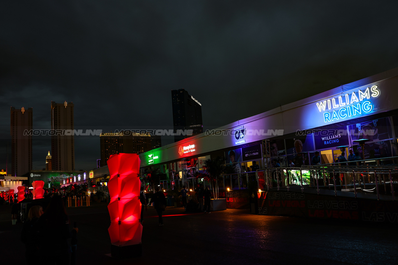 GP LAS VEGAS, Paddock Atmosfera
15.11.2023. Formula 1 World Championship, Rd 22, Las Vegas Grand Prix, Las Vegas, Nevada, USA, Preparation Day.
- www.xpbimages.com, EMail: requests@xpbimages.com © Copyright: Charniaux / XPB Images