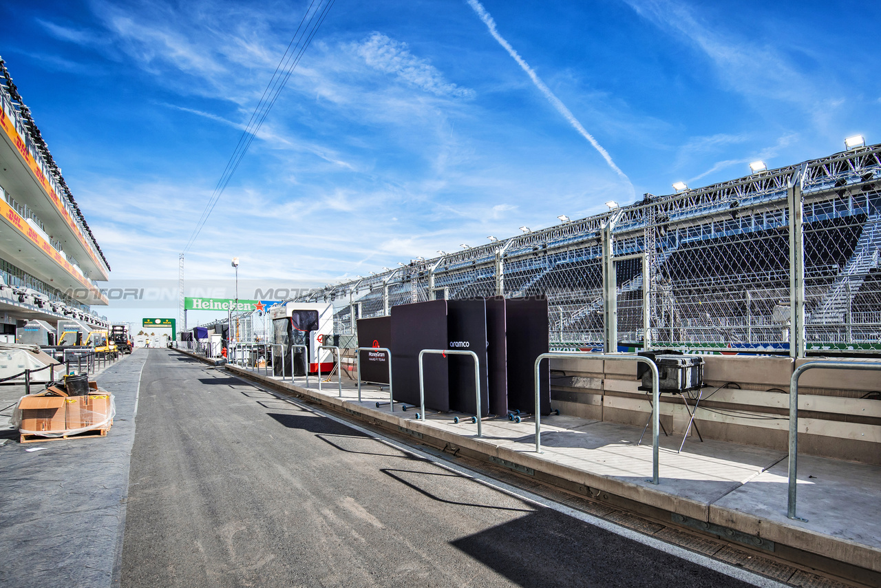 GP LAS VEGAS, Circuit Atmosfera - pit lane.

14.11.2023. Formula 1 World Championship, Rd 22, Las Vegas Grand Prix, Las Vegas, Nevada, USA, Preparation Day.

- www.xpbimages.com, EMail: requests@xpbimages.com © Copyright: Bearne / XPB Images