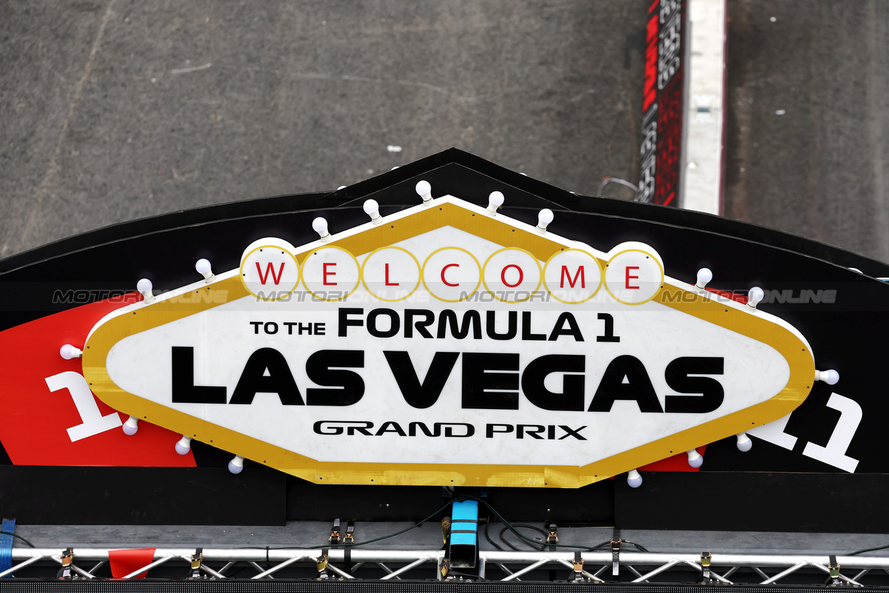 GP LAS VEGAS, Paddock Atmosfera.

15.11.2023. Formula 1 World Championship, Rd 22, Las Vegas Grand Prix, Las Vegas, Nevada, USA, Preparation Day.

- www.xpbimages.com, EMail: requests@xpbimages.com © Copyright: Moy / XPB Images