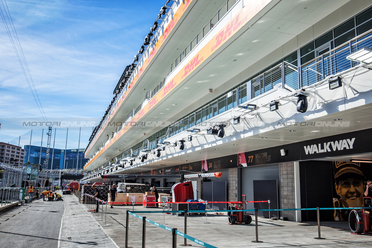 GP LAS VEGAS, Circuit Atmosfera - pit lane.

14.11.2023. Formula 1 World Championship, Rd 22, Las Vegas Grand Prix, Las Vegas, Nevada, USA, Preparation Day.

- www.xpbimages.com, EMail: requests@xpbimages.com © Copyright: Bearne / XPB Images