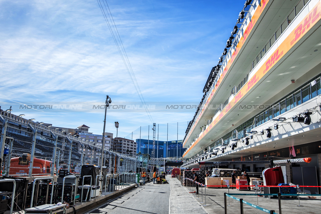 GP LAS VEGAS, Circuit Atmosfera - pit lane.

14.11.2023. Formula 1 World Championship, Rd 22, Las Vegas Grand Prix, Las Vegas, Nevada, USA, Preparation Day.

- www.xpbimages.com, EMail: requests@xpbimages.com © Copyright: Bearne / XPB Images