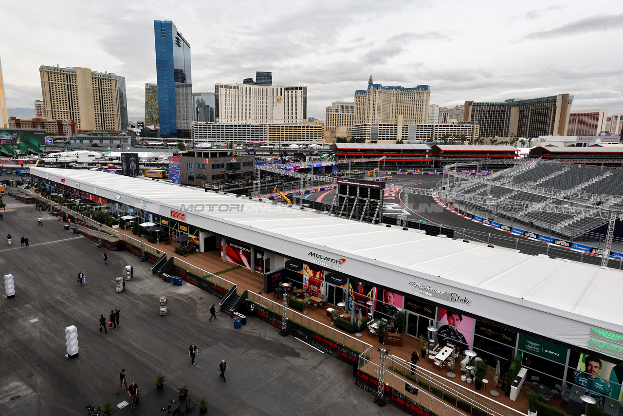 GP LAS VEGAS, Paddock Atmosfera.

15.11.2023. Formula 1 World Championship, Rd 22, Las Vegas Grand Prix, Las Vegas, Nevada, USA, Preparation Day.

- www.xpbimages.com, EMail: requests@xpbimages.com © Copyright: Moy / XPB Images