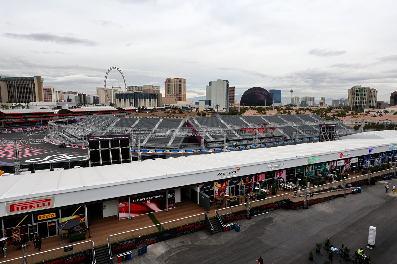 GP LAS VEGAS, Paddock Atmosfera.

15.11.2023. Formula 1 World Championship, Rd 22, Las Vegas Grand Prix, Las Vegas, Nevada, USA, Preparation Day.

- www.xpbimages.com, EMail: requests@xpbimages.com © Copyright: Moy / XPB Images