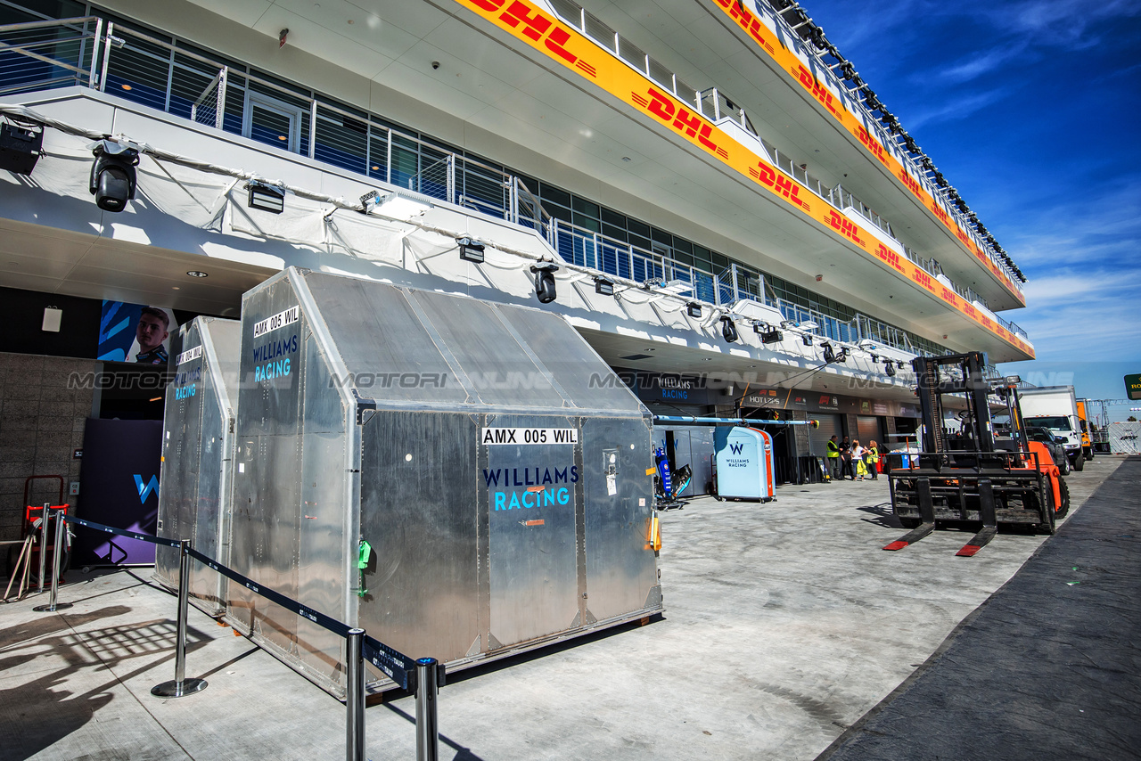 GP LAS VEGAS, Circuit Atmosfera - Williams Racing pits.

14.11.2023. Formula 1 World Championship, Rd 22, Las Vegas Grand Prix, Las Vegas, Nevada, USA, Preparation Day.

- www.xpbimages.com, EMail: requests@xpbimages.com © Copyright: Bearne / XPB Images