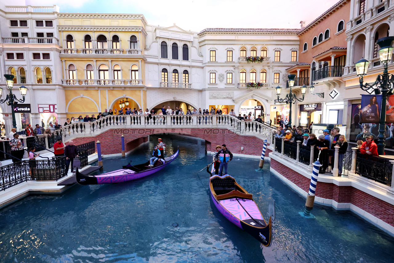 GP LAS VEGAS, Pierre Gasly (FRA) Alpine F1 Team e Esteban Ocon (FRA) Alpine F1 Team - Gondolas on the Grand Canal at the Venetian Hotel.

15.11.2023. Formula 1 World Championship, Rd 22, Las Vegas Grand Prix, Las Vegas, Nevada, USA, Preparation Day.

- www.xpbimages.com, EMail: requests@xpbimages.com © Copyright: Moy / XPB Images