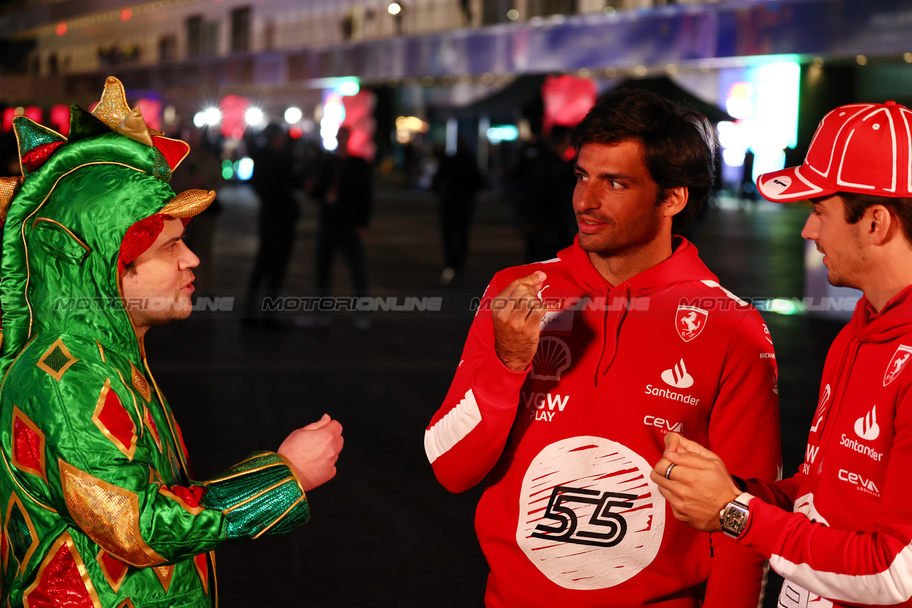 GP LAS VEGAS, (L to R): Carlos Sainz Jr (ESP) Ferrari e Charles Leclerc (MON) Ferrari.

15.11.2023. Formula 1 World Championship, Rd 22, Las Vegas Grand Prix, Las Vegas, Nevada, USA, Preparation Day.

 - www.xpbimages.com, EMail: requests@xpbimages.com © Copyright: Coates / XPB Images