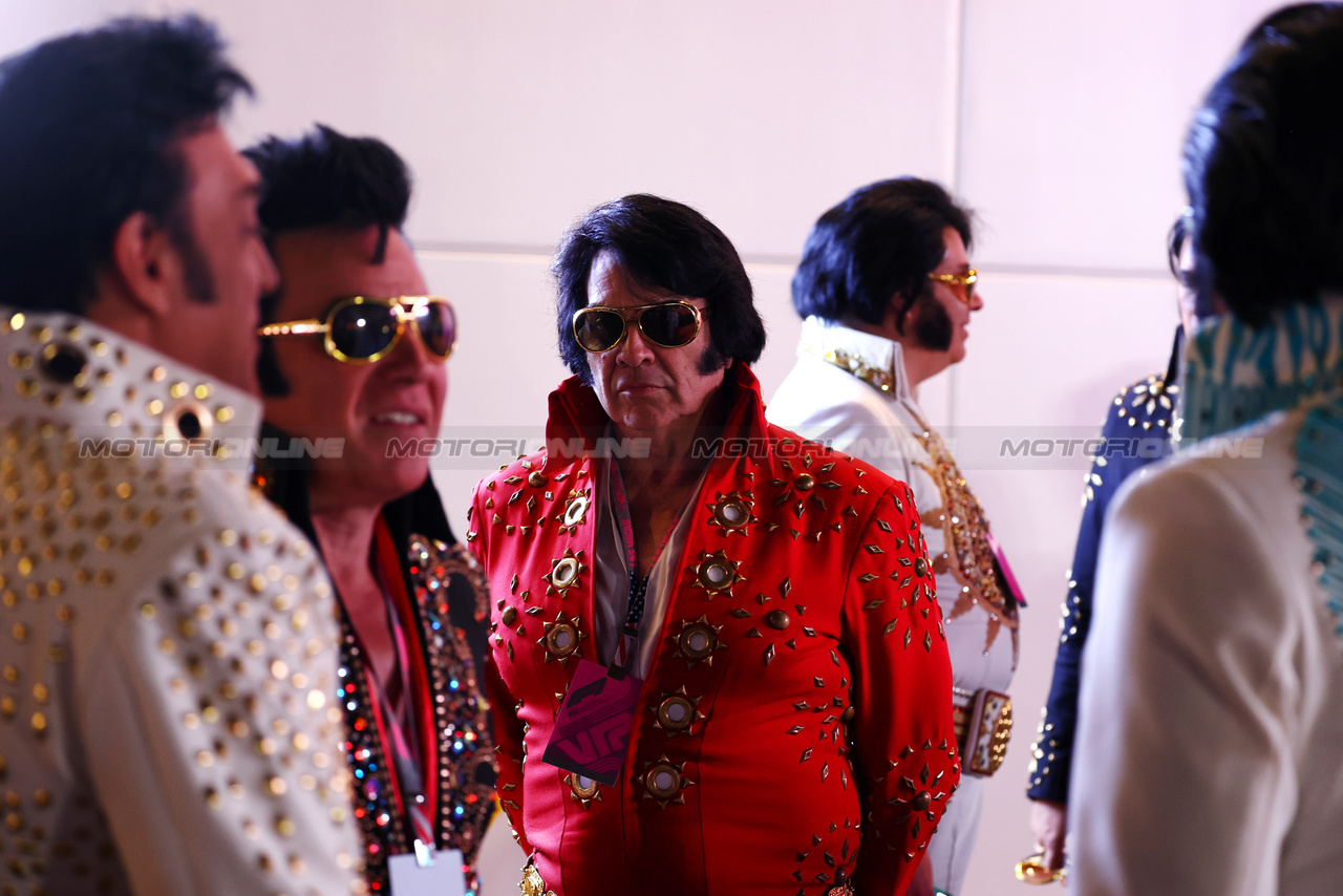 GP LAS VEGAS, Paddock Atmosfera - Elvis impersonators.

15.11.2023. Formula 1 World Championship, Rd 22, Las Vegas Grand Prix, Las Vegas, Nevada, USA, Preparation Day.

 - www.xpbimages.com, EMail: requests@xpbimages.com © Copyright: Coates / XPB Images