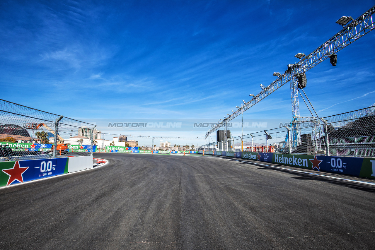 GP LAS VEGAS, Circuit Atmosfera - turn 1.

14.11.2023. Formula 1 World Championship, Rd 22, Las Vegas Grand Prix, Las Vegas, Nevada, USA, Preparation Day.

- www.xpbimages.com, EMail: requests@xpbimages.com © Copyright: Bearne / XPB Images