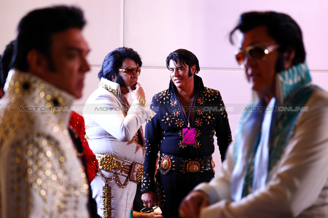 GP LAS VEGAS, Paddock Atmosfera - Elvis impersonators.

15.11.2023. Formula 1 World Championship, Rd 22, Las Vegas Grand Prix, Las Vegas, Nevada, USA, Preparation Day.

 - www.xpbimages.com, EMail: requests@xpbimages.com © Copyright: Coates / XPB Images