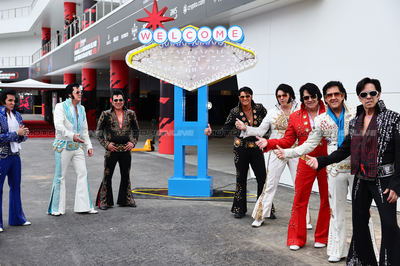 GP LAS VEGAS, Paddock Atmosfera - Elvis impersonators. 

15.11.2023. Formula 1 World Championship, Rd 22, Las Vegas Grand Prix, Las Vegas, Nevada, USA, Preparation Day.

- www.xpbimages.com, EMail: requests@xpbimages.com © Copyright: Batchelor / XPB Images