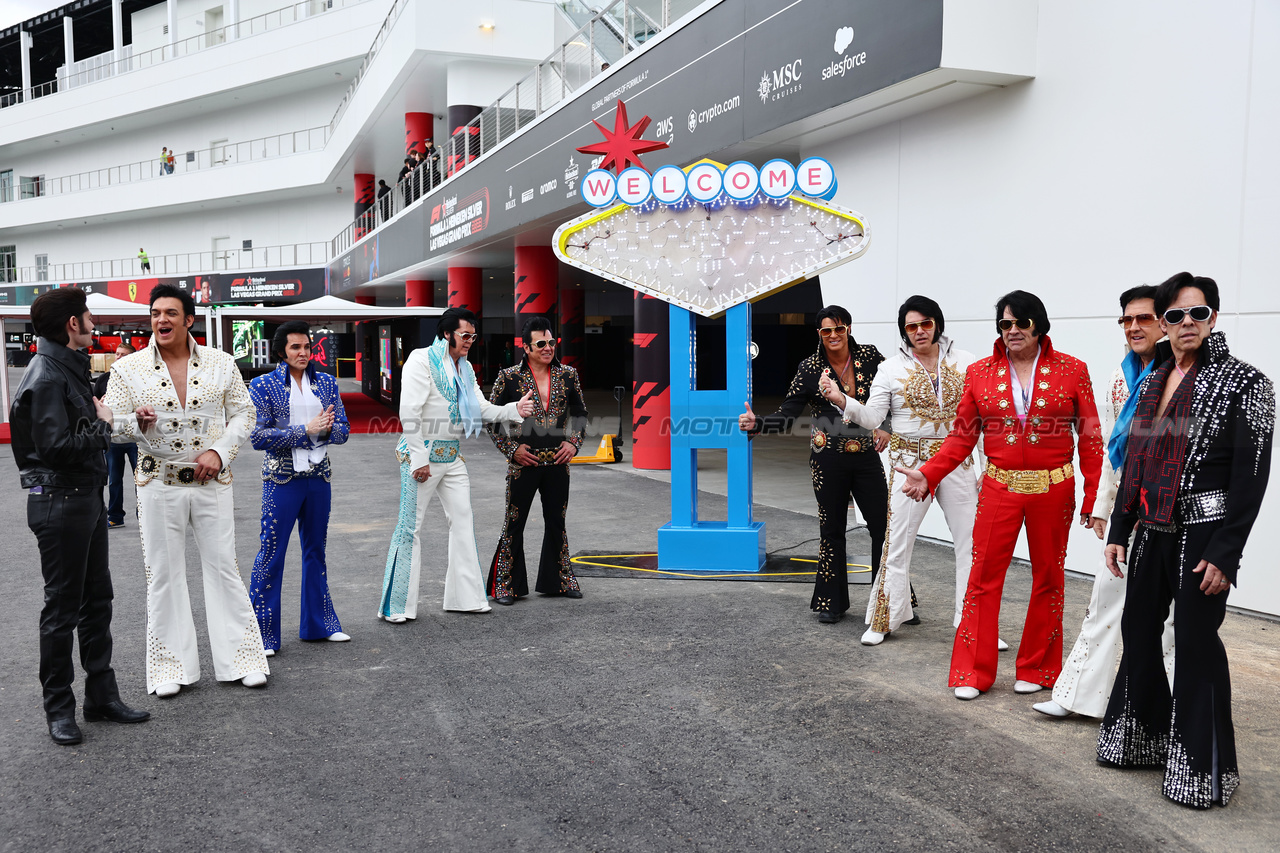 GP LAS VEGAS, Paddock Atmosfera - Elvis impersonators. 

15.11.2023. Formula 1 World Championship, Rd 22, Las Vegas Grand Prix, Las Vegas, Nevada, USA, Preparation Day.

- www.xpbimages.com, EMail: requests@xpbimages.com © Copyright: Batchelor / XPB Images
