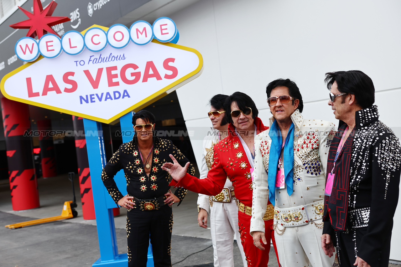 GP LAS VEGAS, Paddock Atmosfera - Elvis impersonators. 

15.11.2023. Formula 1 World Championship, Rd 22, Las Vegas Grand Prix, Las Vegas, Nevada, USA, Preparation Day.

- www.xpbimages.com, EMail: requests@xpbimages.com © Copyright: Batchelor / XPB Images