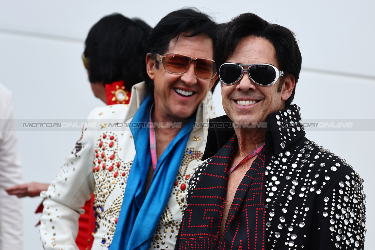GP LAS VEGAS, Paddock Atmosfera - Elvis impersonators. 

15.11.2023. Formula 1 World Championship, Rd 22, Las Vegas Grand Prix, Las Vegas, Nevada, USA, Preparation Day.

- www.xpbimages.com, EMail: requests@xpbimages.com © Copyright: Batchelor / XPB Images