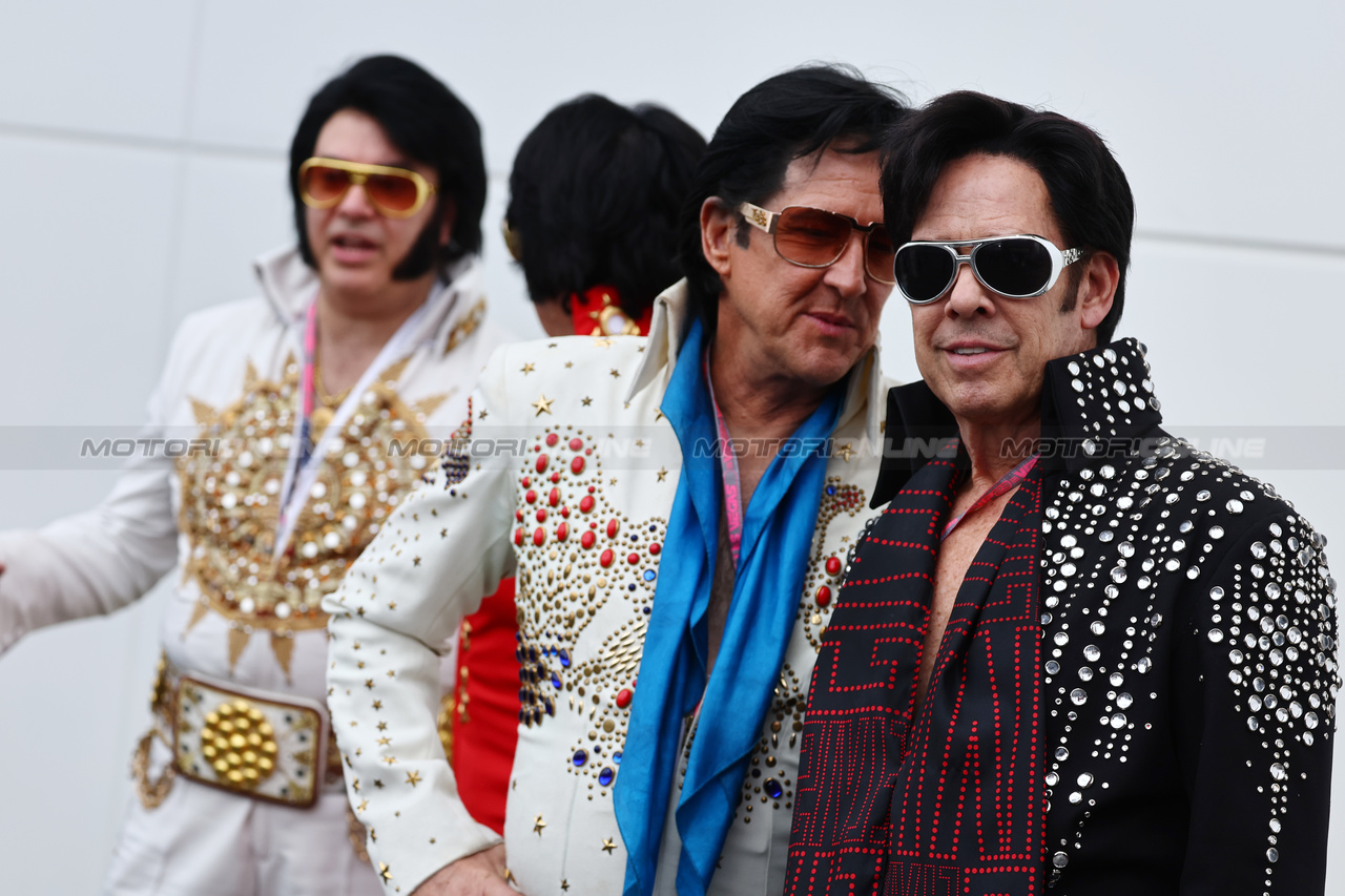 GP LAS VEGAS, Paddock Atmosfera - Elvis impersonators. 

15.11.2023. Formula 1 World Championship, Rd 22, Las Vegas Grand Prix, Las Vegas, Nevada, USA, Preparation Day.

- www.xpbimages.com, EMail: requests@xpbimages.com © Copyright: Batchelor / XPB Images
