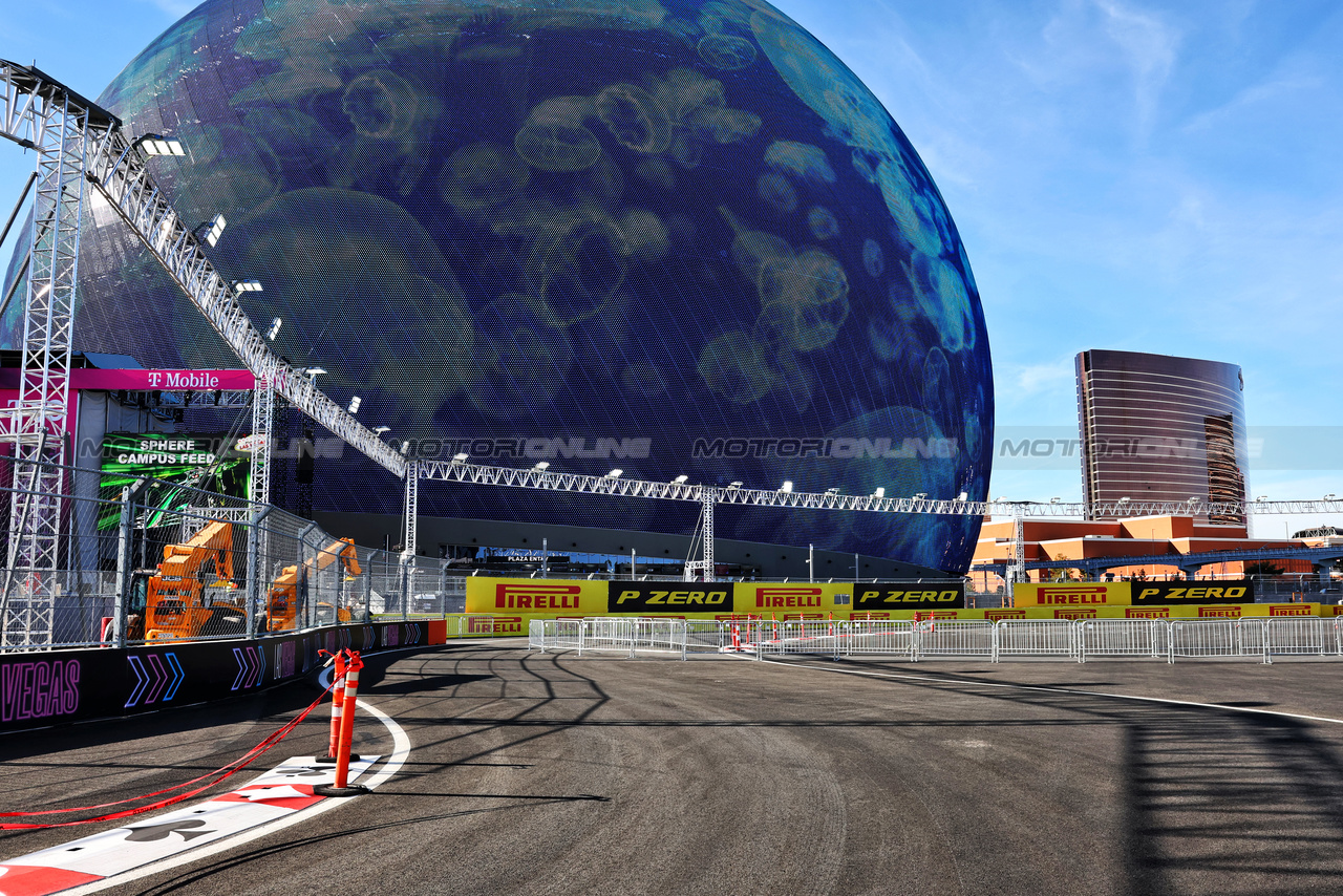 GP LAS VEGAS, Circuit Atmosfera - Sphere.

14.11.2023. Formula 1 World Championship, Rd 22, Las Vegas Grand Prix, Las Vegas, Nevada, USA, Preparation Day.

- www.xpbimages.com, EMail: requests@xpbimages.com © Copyright: Batchelor / XPB Images