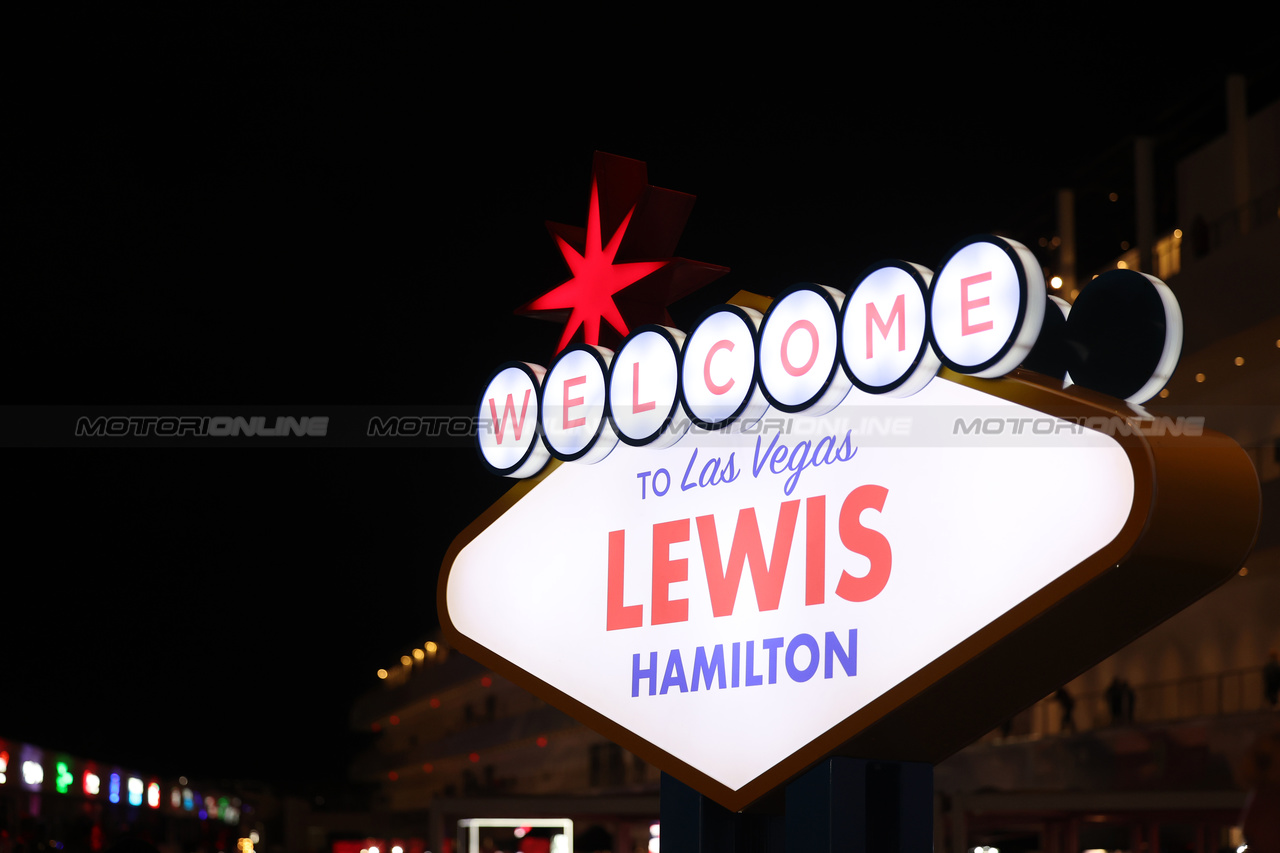 GP LAS VEGAS, Paddock Atmosfera - Lewis Hamilton (GBR) Mercedes AMG F1 welcome.

15.11.2023. Formula 1 World Championship, Rd 22, Las Vegas Grand Prix, Las Vegas, Nevada, USA, Preparation Day.

 - www.xpbimages.com, EMail: requests@xpbimages.com © Copyright: Staley / XPB Images