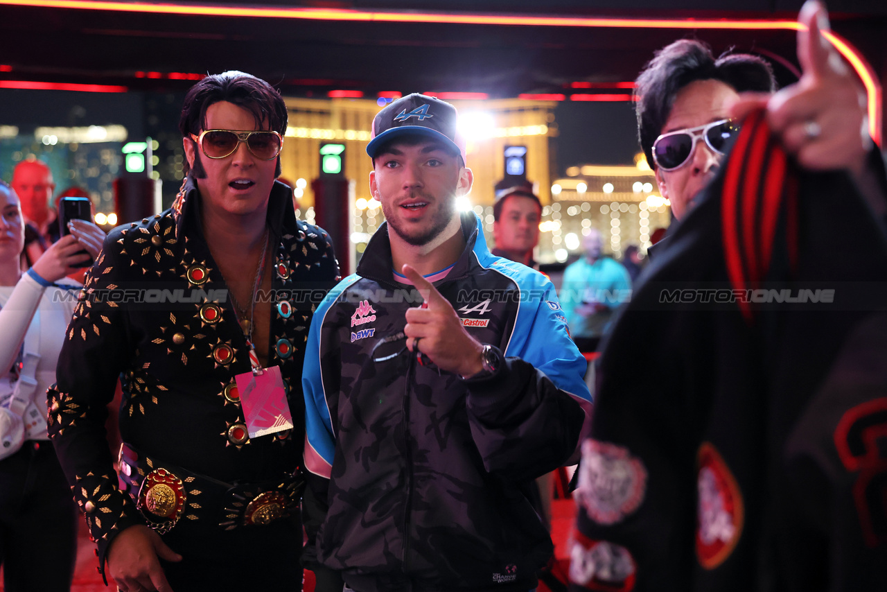 GP LAS VEGAS, Pierre Gasly (FRA) Alpine F1 Team with Elvis impersonators. 

15.11.2023. Formula 1 World Championship, Rd 22, Las Vegas Grand Prix, Las Vegas, Nevada, USA, Preparation Day.

- www.xpbimages.com, EMail: requests@xpbimages.com © Copyright: Bearne / XPB Images