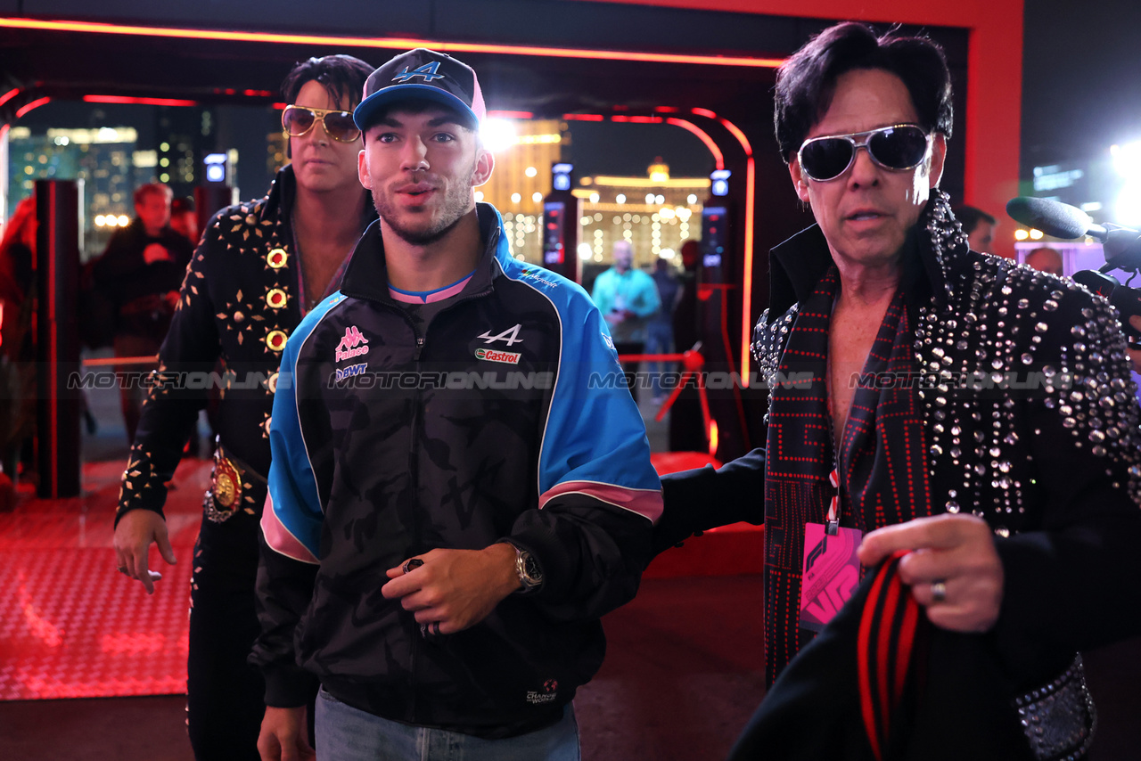 GP LAS VEGAS, Pierre Gasly (FRA) Alpine F1 Team with Elvis impersonators. 

15.11.2023. Formula 1 World Championship, Rd 22, Las Vegas Grand Prix, Las Vegas, Nevada, USA, Preparation Day.

- www.xpbimages.com, EMail: requests@xpbimages.com © Copyright: Bearne / XPB Images