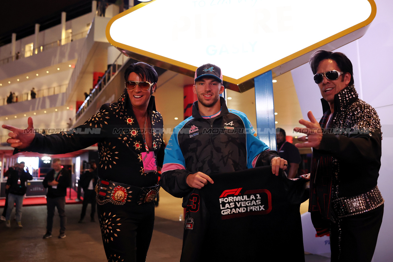 GP LAS VEGAS, Pierre Gasly (FRA) Alpine F1 Team with Elvis impersonators. 

15.11.2023. Formula 1 World Championship, Rd 22, Las Vegas Grand Prix, Las Vegas, Nevada, USA, Preparation Day.

- www.xpbimages.com, EMail: requests@xpbimages.com © Copyright: Bearne / XPB Images
