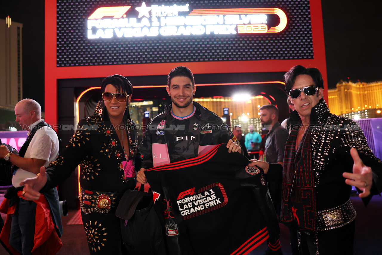GP LAS VEGAS, Esteban Ocon (FRA) Alpine F1 Team with Elvis impersonators.

15.11.2023. Formula 1 World Championship, Rd 22, Las Vegas Grand Prix, Las Vegas, Nevada, USA, Preparation Day.

- www.xpbimages.com, EMail: requests@xpbimages.com © Copyright: Bearne / XPB Images