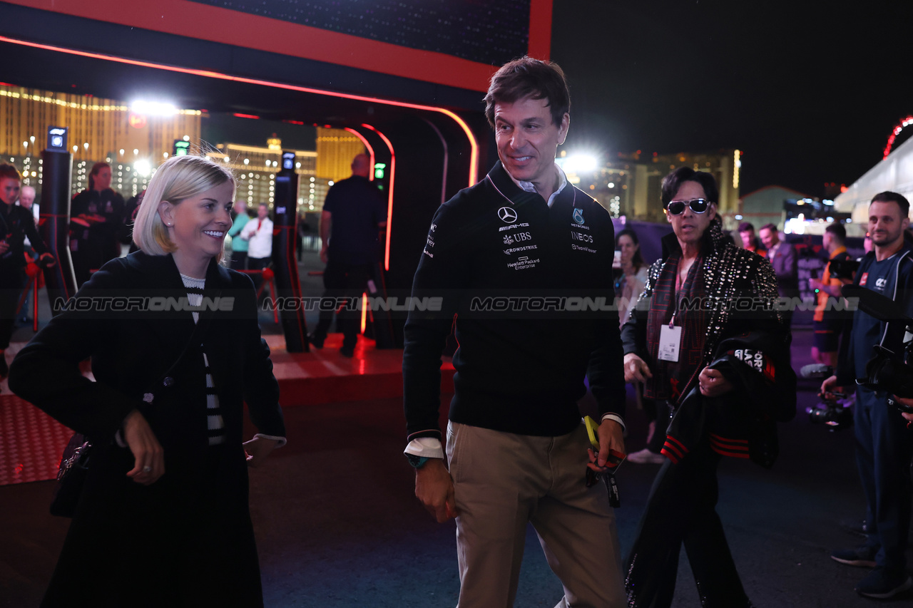 GP LAS VEGAS, (L to R): Susie Wolff (GBR) F1 Academy Managing Director with husband Toto Wolff (GER) Mercedes AMG F1 Shareholder e Executive Director.

15.11.2023. Formula 1 World Championship, Rd 22, Las Vegas Grand Prix, Las Vegas, Nevada, USA, Preparation Day.

- www.xpbimages.com, EMail: requests@xpbimages.com © Copyright: Bearne / XPB Images