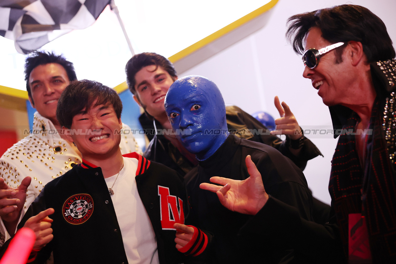GP LAS VEGAS, Yuki Tsunoda (JPN) AlphaTauri with Elvis impersonators. 

15.11.2023. Formula 1 World Championship, Rd 22, Las Vegas Grand Prix, Las Vegas, Nevada, USA, Preparation Day.

- www.xpbimages.com, EMail: requests@xpbimages.com © Copyright: Bearne / XPB Images