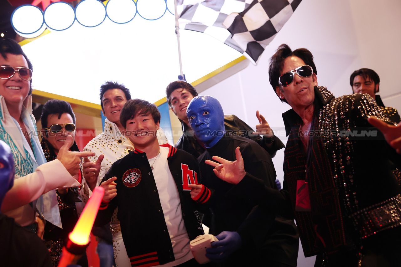 GP LAS VEGAS, Yuki Tsunoda (JPN) AlphaTauri with Elvis impersonators. 

15.11.2023. Formula 1 World Championship, Rd 22, Las Vegas Grand Prix, Las Vegas, Nevada, USA, Preparation Day.

- www.xpbimages.com, EMail: requests@xpbimages.com © Copyright: Bearne / XPB Images