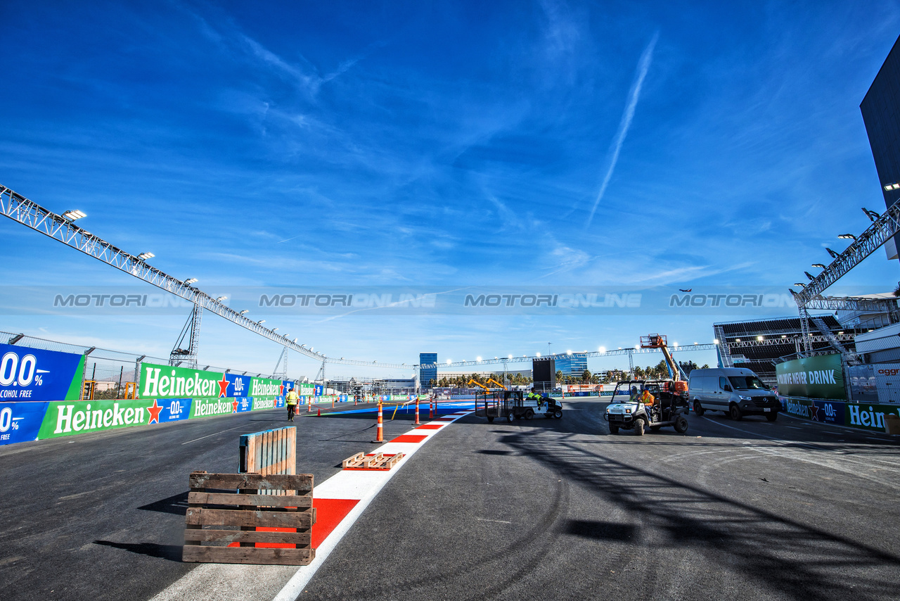 GP LAS VEGAS, Circuit Atmosfera - track being prepared.

14.11.2023. Formula 1 World Championship, Rd 22, Las Vegas Grand Prix, Las Vegas, Nevada, USA, Preparation Day.

- www.xpbimages.com, EMail: requests@xpbimages.com © Copyright: Bearne / XPB Images