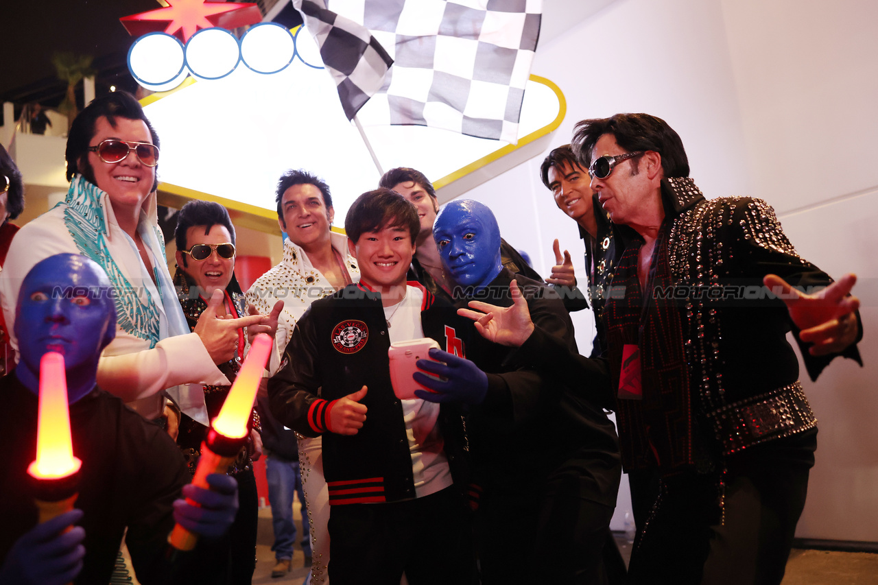 GP LAS VEGAS, Yuki Tsunoda (JPN) AlphaTauri with Elvis impersonators. 

15.11.2023. Formula 1 World Championship, Rd 22, Las Vegas Grand Prix, Las Vegas, Nevada, USA, Preparation Day.

- www.xpbimages.com, EMail: requests@xpbimages.com © Copyright: Bearne / XPB Images