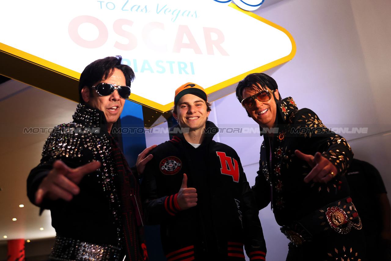 GP LAS VEGAS, Oscar Piastri (AUS) McLaren with Elvis impersonators. 

15.11.2023. Formula 1 World Championship, Rd 22, Las Vegas Grand Prix, Las Vegas, Nevada, USA, Preparation Day.

- www.xpbimages.com, EMail: requests@xpbimages.com © Copyright: Bearne / XPB Images