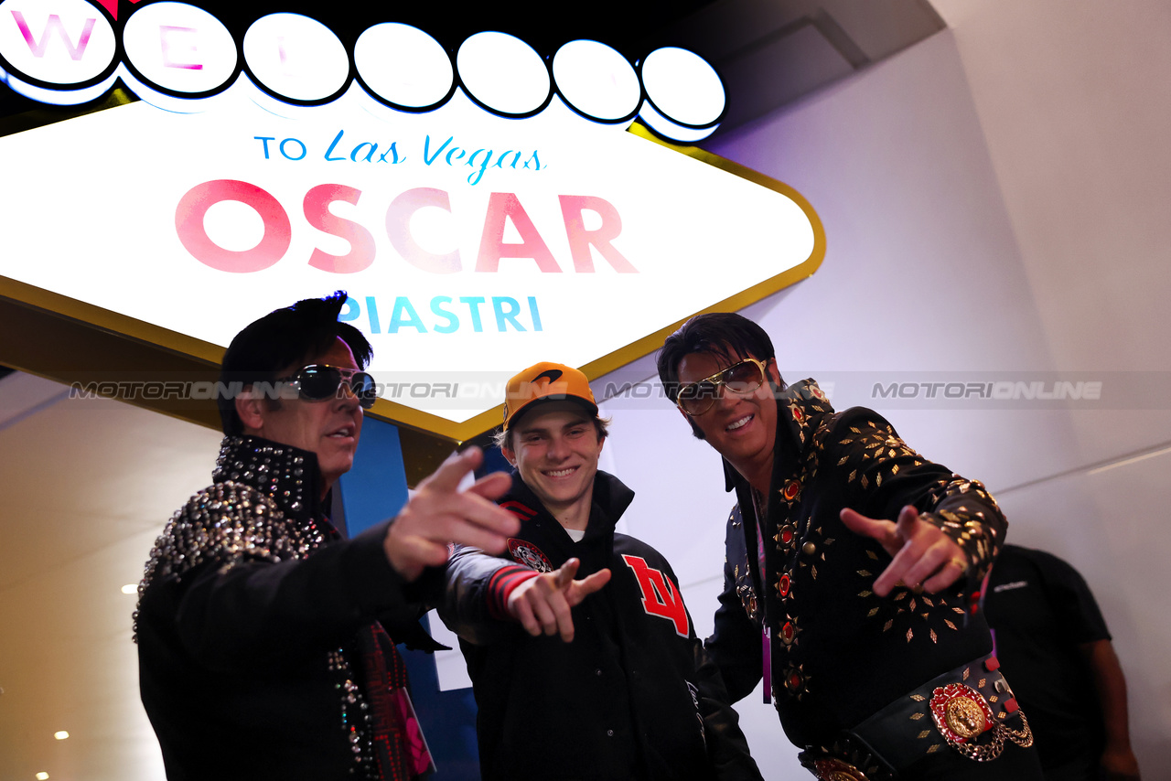 GP LAS VEGAS, Oscar Piastri (AUS) McLaren with Elvis impersonators. 

15.11.2023. Formula 1 World Championship, Rd 22, Las Vegas Grand Prix, Las Vegas, Nevada, USA, Preparation Day.

- www.xpbimages.com, EMail: requests@xpbimages.com © Copyright: Bearne / XPB Images