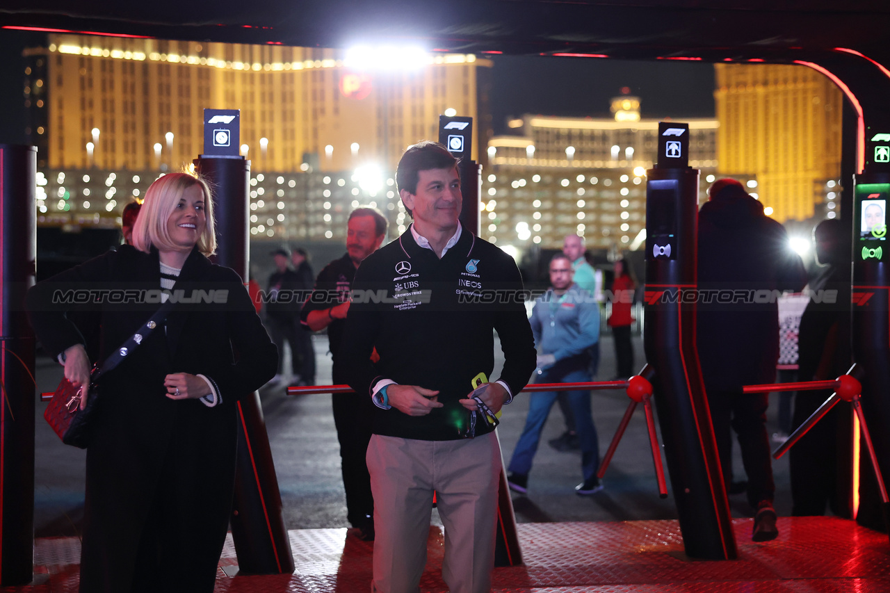 GP LAS VEGAS, (L to R): Susie Wolff (GBR) F1 Academy Managing Director with husband Toto Wolff (GER) Mercedes AMG F1 Shareholder e Executive Director.

15.11.2023. Formula 1 World Championship, Rd 22, Las Vegas Grand Prix, Las Vegas, Nevada, USA, Preparation Day.

- www.xpbimages.com, EMail: requests@xpbimages.com © Copyright: Bearne / XPB Images