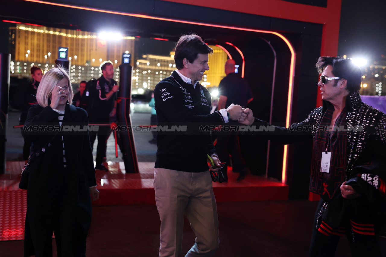 GP LAS VEGAS, (L to R): Susie Wolff (GBR) F1 Academy Managing Director with husband Toto Wolff (GER) Mercedes AMG F1 Shareholder e Executive Director, e Elvis impersonator.

15.11.2023. Formula 1 World Championship, Rd 22, Las Vegas Grand Prix, Las Vegas, Nevada, USA, Preparation Day.

- www.xpbimages.com, EMail: requests@xpbimages.com © Copyright: Bearne / XPB Images