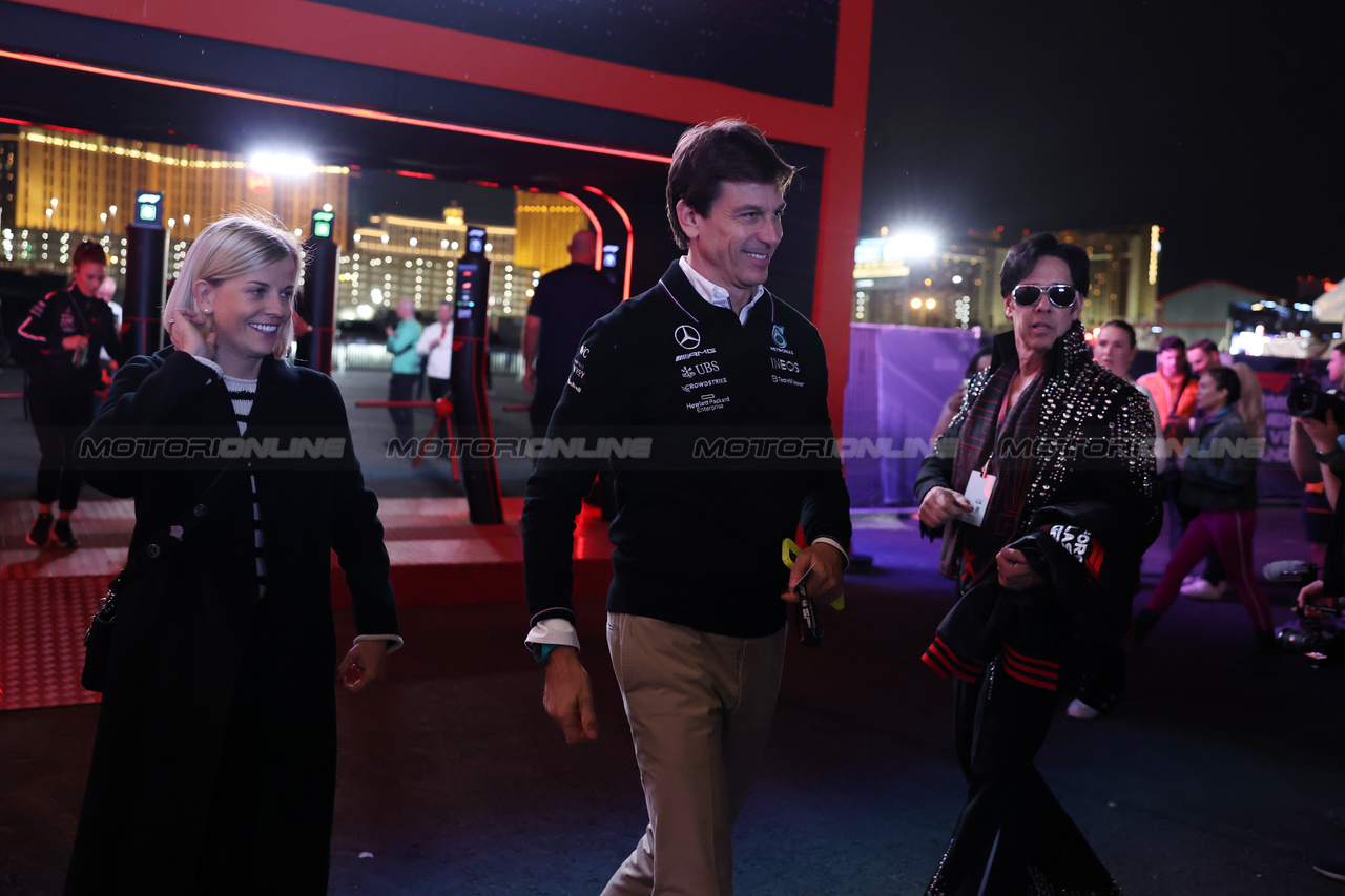 GP LAS VEGAS, (L to R): Susie Wolff (GBR) F1 Academy Managing Director with husband Toto Wolff (GER) Mercedes AMG F1 Shareholder e Executive Director.

15.11.2023. Formula 1 World Championship, Rd 22, Las Vegas Grand Prix, Las Vegas, Nevada, USA, Preparation Day.

- www.xpbimages.com, EMail: requests@xpbimages.com © Copyright: Bearne / XPB Images