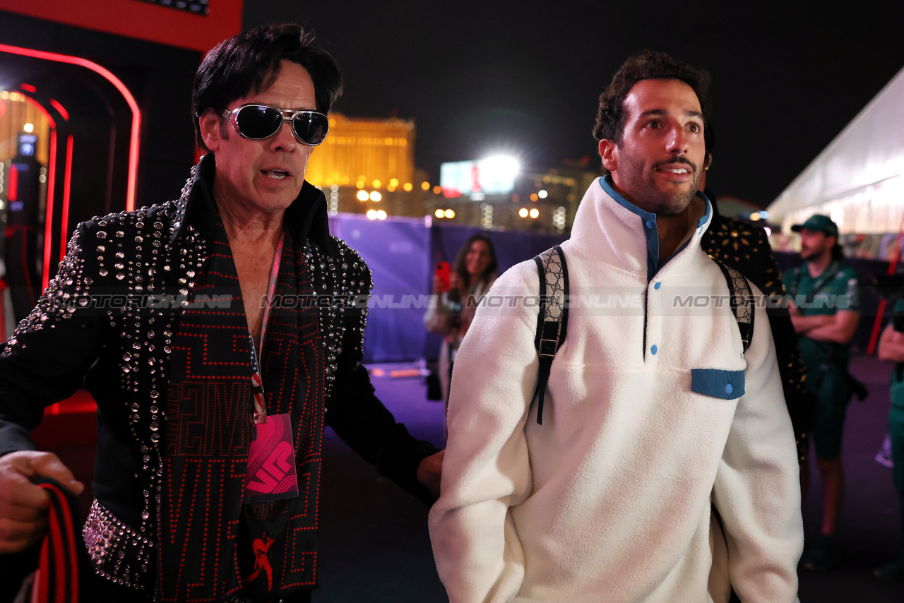 GP LAS VEGAS, Daniel Ricciardo (AUS) AlphaTauri with Elvis impersonator. 

15.11.2023. Formula 1 World Championship, Rd 22, Las Vegas Grand Prix, Las Vegas, Nevada, USA, Preparation Day.

- www.xpbimages.com, EMail: requests@xpbimages.com © Copyright: Bearne / XPB Images