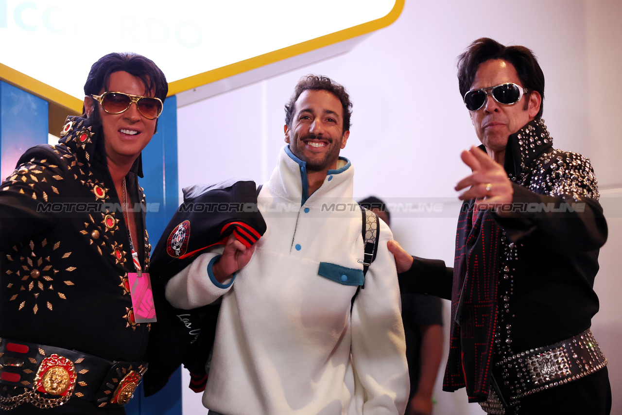 GP LAS VEGAS, Daniel Ricciardo (AUS) AlphaTauri with Elvis impersonators. 

15.11.2023. Formula 1 World Championship, Rd 22, Las Vegas Grand Prix, Las Vegas, Nevada, USA, Preparation Day.

- www.xpbimages.com, EMail: requests@xpbimages.com © Copyright: Bearne / XPB Images