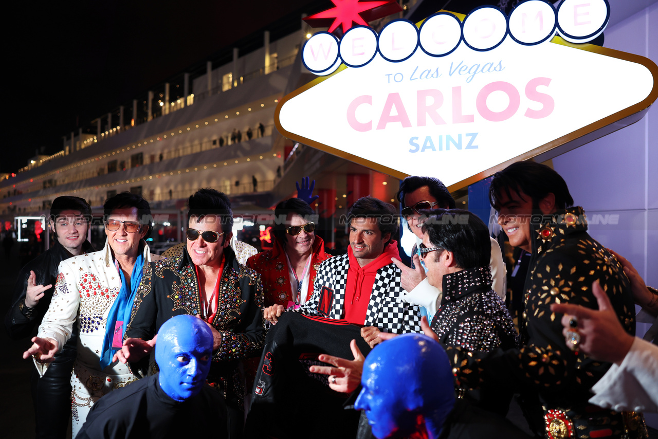 GP LAS VEGAS, Carlos Sainz Jr (ESP) Ferrari with Elvis impersonators. 

15.11.2023. Formula 1 World Championship, Rd 22, Las Vegas Grand Prix, Las Vegas, Nevada, USA, Preparation Day.

 - www.xpbimages.com, EMail: requests@xpbimages.com © Copyright: Staley / XPB Images