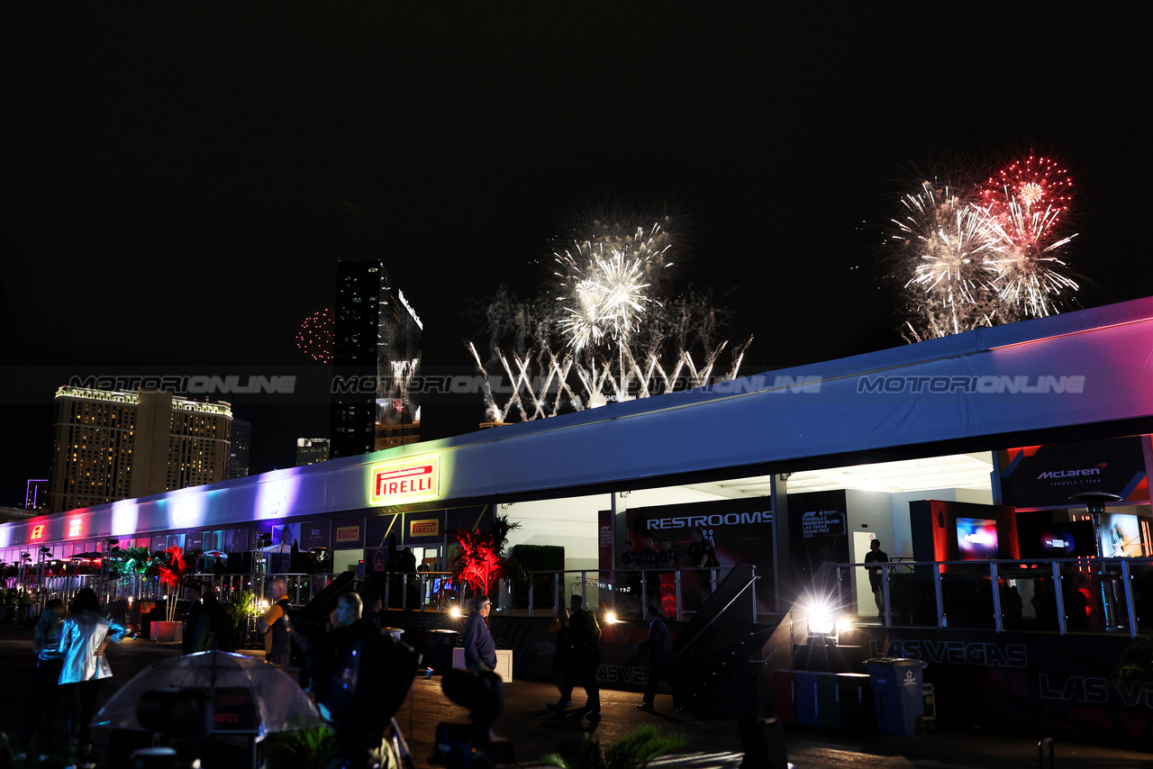 GP LAS VEGAS, Paddock Atmosfera - fireworks.

15.11.2023. Formula 1 World Championship, Rd 22, Las Vegas Grand Prix, Las Vegas, Nevada, USA, Preparation Day.

 - www.xpbimages.com, EMail: requests@xpbimages.com © Copyright: Staley / XPB Images