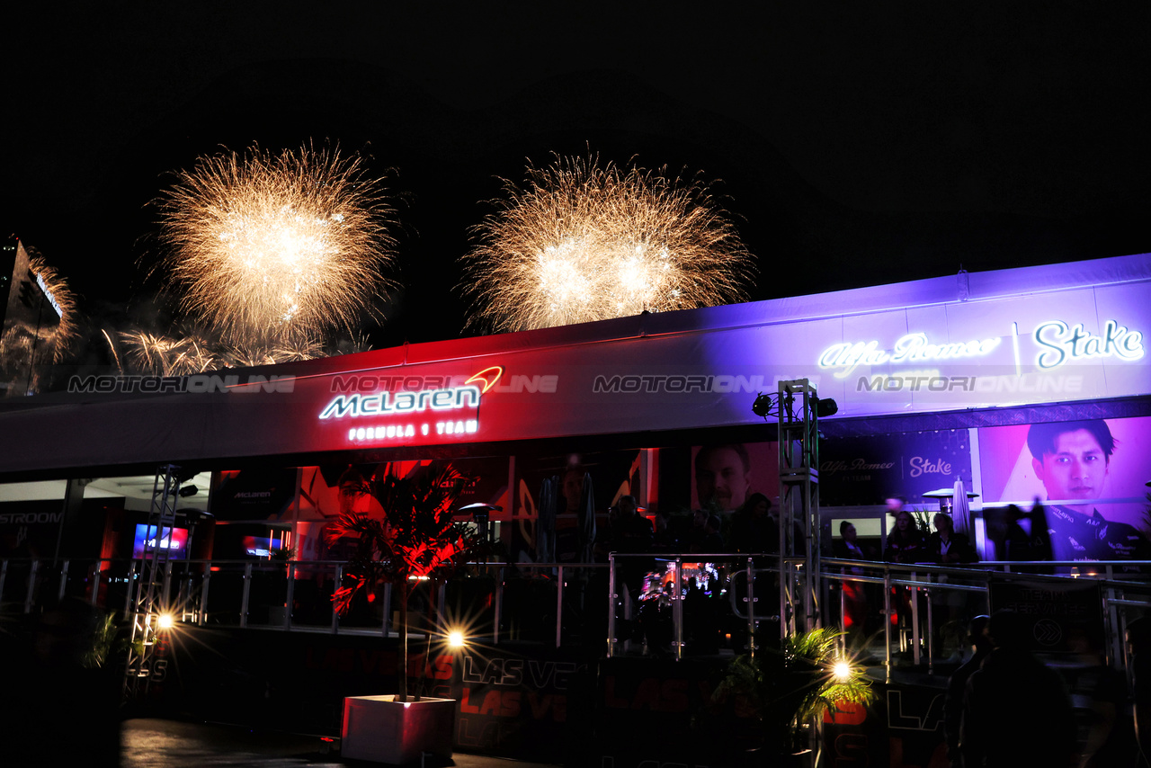GP LAS VEGAS, Paddock Atmosfera - fireworks.

15.11.2023. Formula 1 World Championship, Rd 22, Las Vegas Grand Prix, Las Vegas, Nevada, USA, Preparation Day.

 - www.xpbimages.com, EMail: requests@xpbimages.com © Copyright: Staley / XPB Images