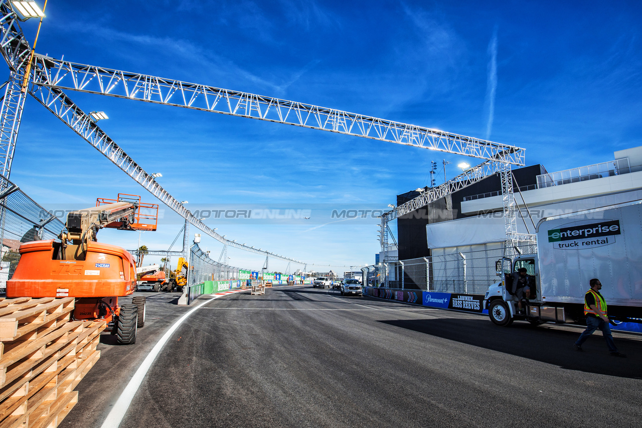 GP LAS VEGAS, Circuit Atmosfera - track being prepared.

14.11.2023. Formula 1 World Championship, Rd 22, Las Vegas Grand Prix, Las Vegas, Nevada, USA, Preparation Day.

- www.xpbimages.com, EMail: requests@xpbimages.com © Copyright: Bearne / XPB Images