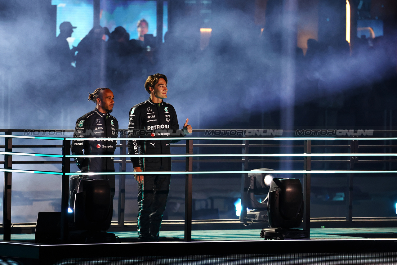 GP LAS VEGAS, (L to R): Lewis Hamilton (GBR) Mercedes AMG F1 e George Russell (GBR) Mercedes AMG F1 - Opening Ceremony.

15.11.2023. Formula 1 World Championship, Rd 22, Las Vegas Grand Prix, Las Vegas, Nevada, USA, Preparation Day.

- www.xpbimages.com, EMail: requests@xpbimages.com © Copyright: Moy / XPB Images