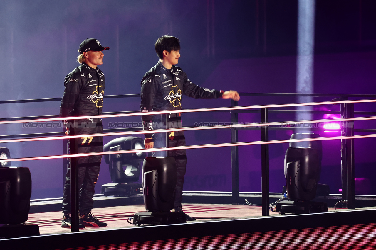 GP LAS VEGAS, (L to R): Valtteri Bottas (FIN) Alfa Romeo F1 Team e Zhou Guanyu (CHN) Alfa Romeo F1 Team - Opening Ceremony.

15.11.2023. Formula 1 World Championship, Rd 22, Las Vegas Grand Prix, Las Vegas, Nevada, USA, Preparation Day.

- www.xpbimages.com, EMail: requests@xpbimages.com © Copyright: Batchelor / XPB Images