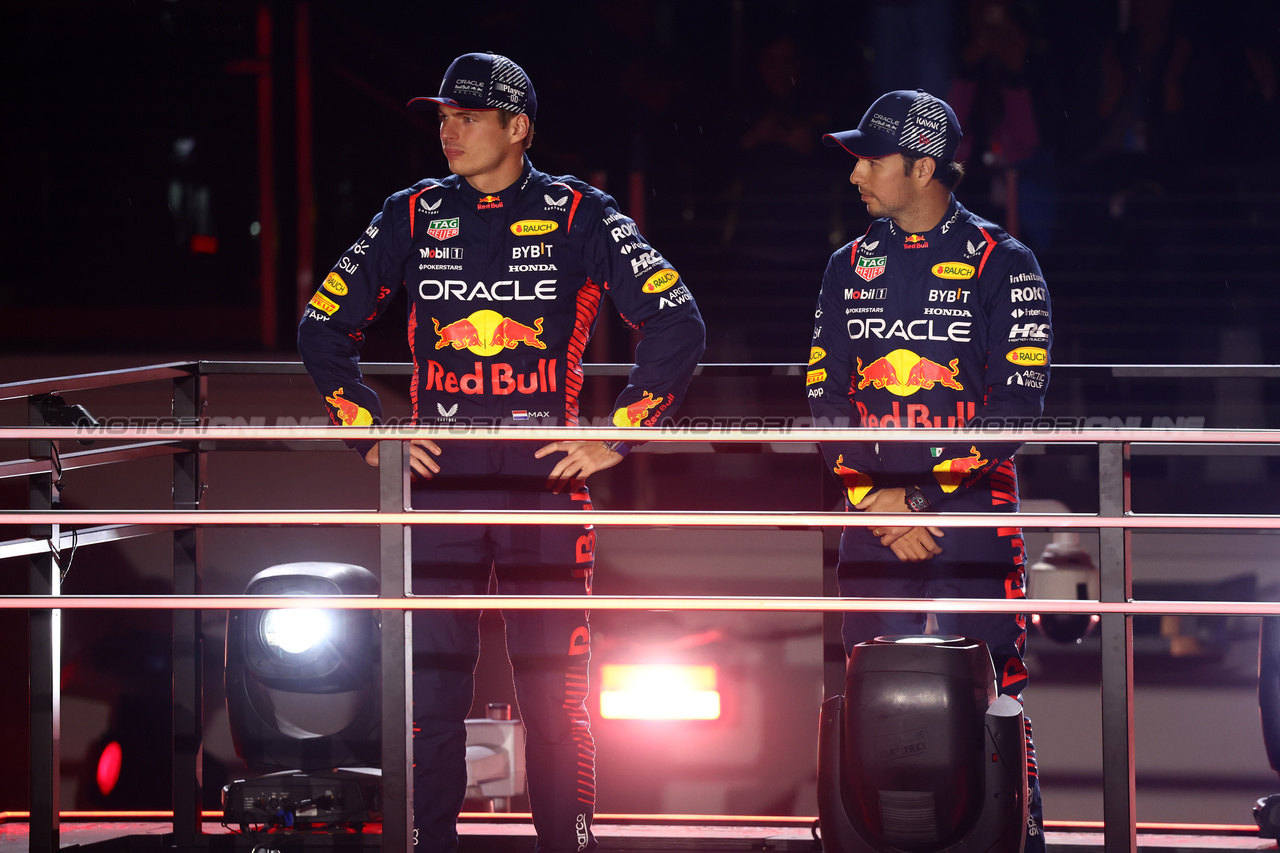 GP LAS VEGAS, (L to R): Max Verstappen (NLD) Red Bull Racing e Sergio Perez (MEX) Red Bull Racing - Opening Ceremony.

15.11.2023. Formula 1 World Championship, Rd 22, Las Vegas Grand Prix, Las Vegas, Nevada, USA, Preparation Day.

- www.xpbimages.com, EMail: requests@xpbimages.com © Copyright: Batchelor / XPB Images