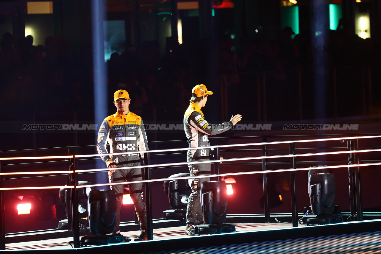 GP LAS VEGAS, (L to R): Lando Norris (GBR) McLaren e Oscar Piastri (AUS) McLaren - Opening Ceremony.

15.11.2023. Formula 1 World Championship, Rd 22, Las Vegas Grand Prix, Las Vegas, Nevada, USA, Preparation Day.

- www.xpbimages.com, EMail: requests@xpbimages.com © Copyright: Batchelor / XPB Images
