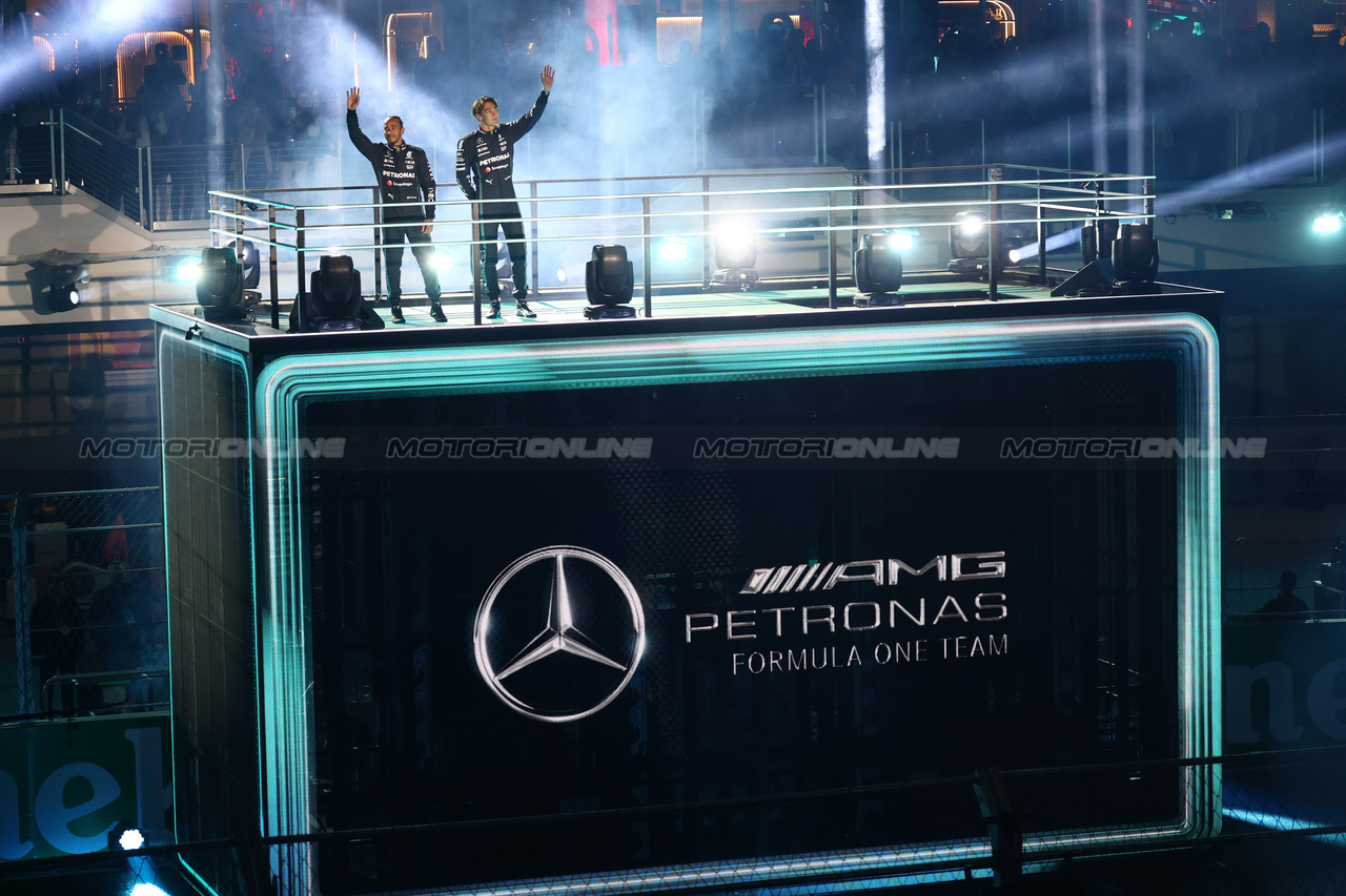GP LAS VEGAS, (L to R): Lewis Hamilton (GBR) Mercedes AMG F1 e George Russell (GBR) Mercedes AMG F1 - Opening Ceremony.

15.11.2023. Formula 1 World Championship, Rd 22, Las Vegas Grand Prix, Las Vegas, Nevada, USA, Preparation Day.

- www.xpbimages.com, EMail: requests@xpbimages.com © Copyright: Batchelor / XPB Images