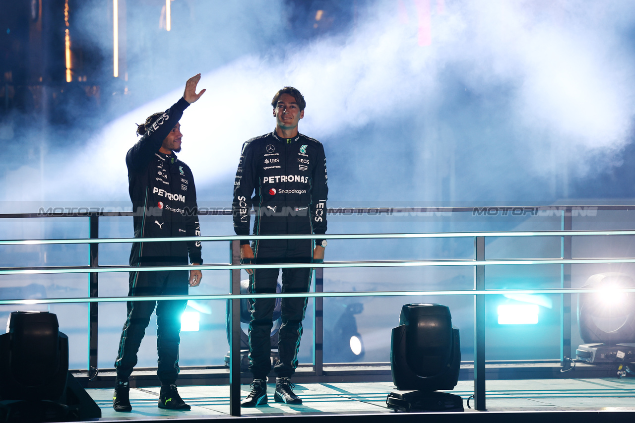 GP LAS VEGAS, (L to R): Lewis Hamilton (GBR) Mercedes AMG F1 e George Russell (GBR) Mercedes AMG F1 - Opening Ceremony.

15.11.2023. Formula 1 World Championship, Rd 22, Las Vegas Grand Prix, Las Vegas, Nevada, USA, Preparation Day.

- www.xpbimages.com, EMail: requests@xpbimages.com © Copyright: Batchelor / XPB Images