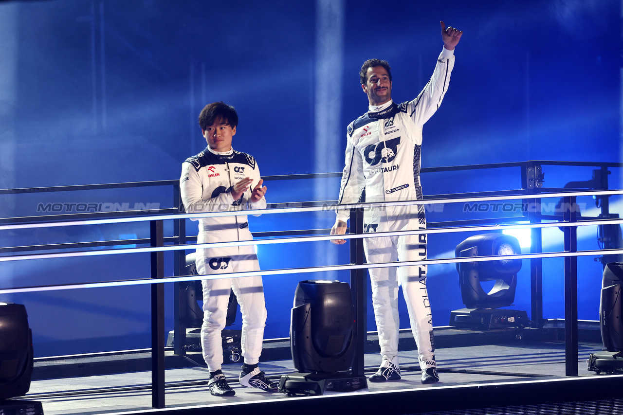 GP LAS VEGAS, (L to R): Yuki Tsunoda (JPN) AlphaTauri e Daniel Ricciardo (AUS) AlphaTauri - Opening Ceremony.

15.11.2023. Formula 1 World Championship, Rd 22, Las Vegas Grand Prix, Las Vegas, Nevada, USA, Preparation Day.

- www.xpbimages.com, EMail: requests@xpbimages.com © Copyright: Batchelor / XPB Images