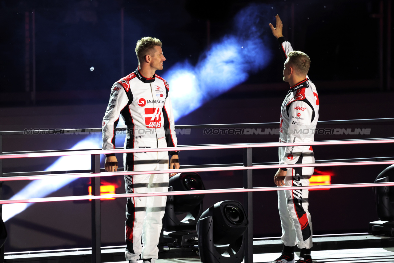 GP LAS VEGAS, (L to R): Nico Hulkenberg (GER) Haas F1 Team e Kevin Magnussen (DEN) Haas F1 Team - Opening Ceremony.

15.11.2023. Formula 1 World Championship, Rd 22, Las Vegas Grand Prix, Las Vegas, Nevada, USA, Preparation Day.

- www.xpbimages.com, EMail: requests@xpbimages.com © Copyright: Bearne / XPB Images