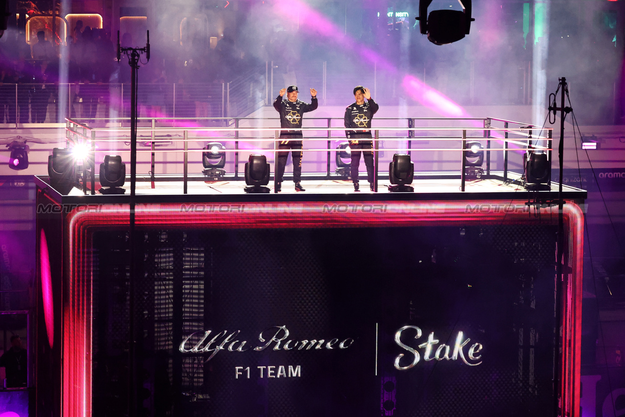 GP LAS VEGAS, (L to R): Valtteri Bottas (FIN) Alfa Romeo F1 Team e Zhou Guanyu (CHN) Alfa Romeo F1 Team - Opening Ceremony.

15.11.2023. Formula 1 World Championship, Rd 22, Las Vegas Grand Prix, Las Vegas, Nevada, USA, Preparation Day.

- www.xpbimages.com, EMail: requests@xpbimages.com © Copyright: Bearne / XPB Images